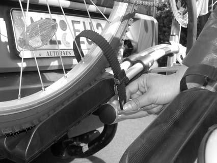 Das zweite Fahrrad wird üblicherweise entgegengesetzt in die zweite Schiene gestellt und am U Bügel mit dem langen Rahmenhalter befestigt.