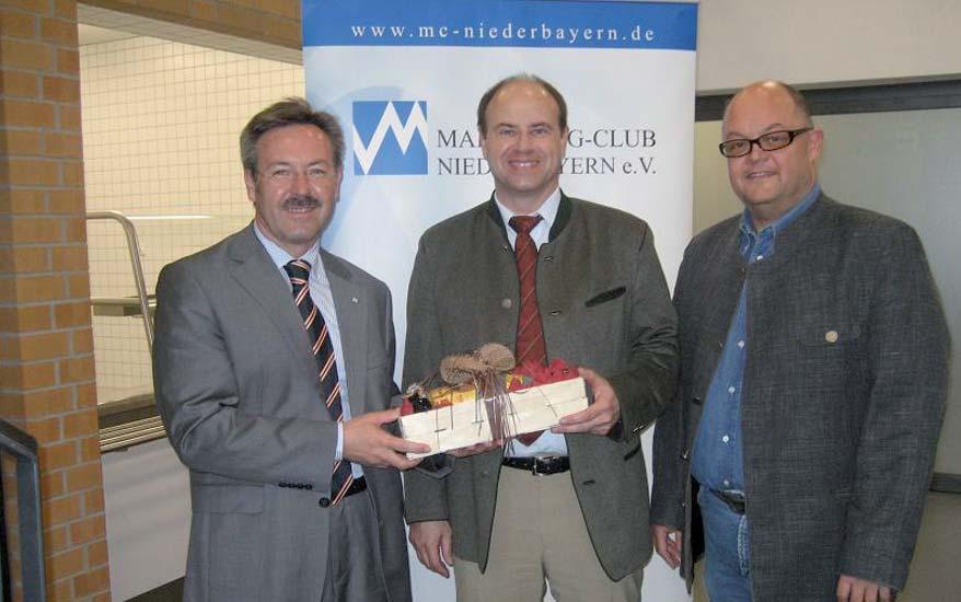 MC Niederbayern - (v.l.n.r.:) Erwin Wiesmeier (Club-Präsisdent), Ltd. Regierungsdirektor Hans J. Amannsberger und Rüdiger Westphal (GF-Vorstand MC Niederbayern). tritt wieder Verlässlichkeit.