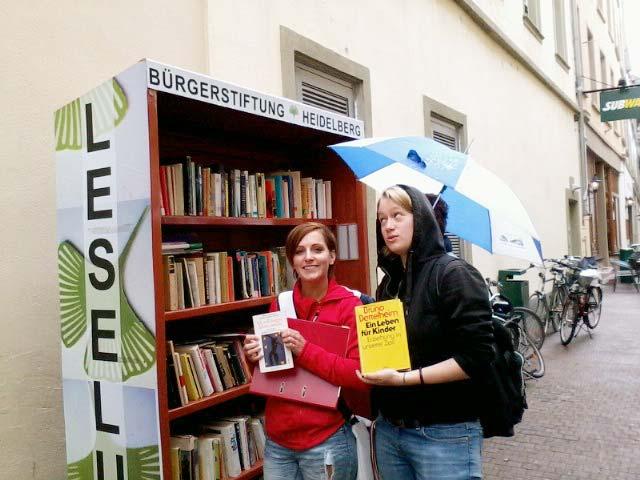 Aktion Leselust Öffentliche Bücherregale in Heidelberg Im November 2010 weihte die BÜRGER STIFTUNG HEIDELBERG in der Heidelberger Altstadt in der Neugasse ihr erstes öffentliches Bücherregal ein, an