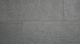 Natursteinplatten Granit Bodenplatten allseitig gesägt, geflammt, Kanten gefast 30 x 60 x 3 cm 684 Basaltschw.