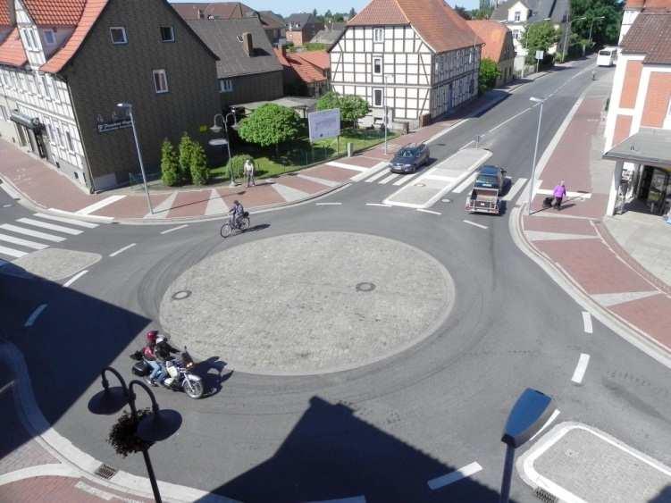 Elemente zur Gestaltung von Ortsdurchfahrten Minikreisverkehre
