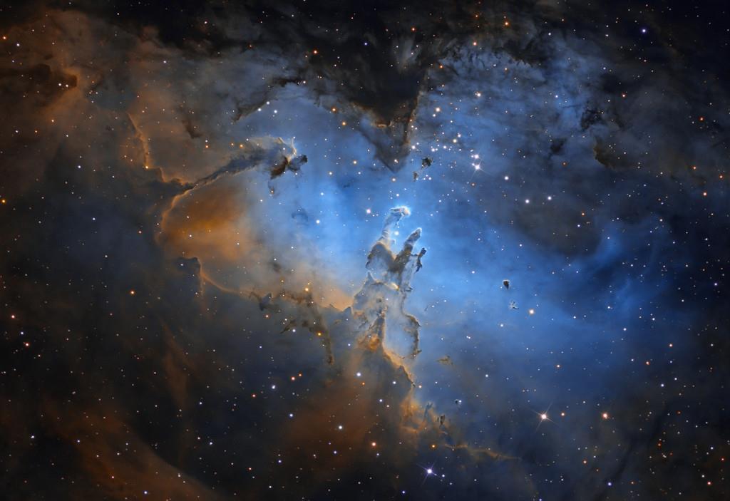 Der Adler-Nebel & Messier 16 / HST Sterne entstehen überall Milchstraße Die dichten, staubhaltigen Säulen werden als Elefantenrüssel oder Säulen der Schöpfung beschrieben, sie ragen nahe der Mitte