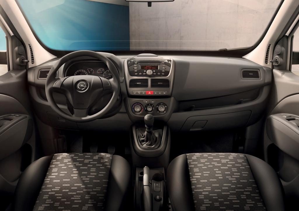 BESTENS ORGANISIERT. Für effizientes Arbeiten sind gute Organisation und angenehme Arbeitsbedingungen wichtige Voraussetzungen. Willkommen im Cockpit des Opel Combo Kastenwagen.