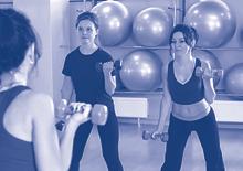 Kondition und Fitness 35 Power-Fit-Mix Inhalt dieser Kurse ist die Verbesserung des allgemeinen Fitness- und Haltungszustandes durch verschiedene effektive, aber gelenkschonende Übungsformen, mit und