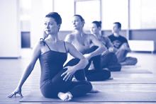 58 Wohlbefinden durch Entspannung Hatha Yoga In unserer vom Leistungsdruck geprägten Gesellschaft neigt der oft überforderte Mensch in der Hektik des Alltags zu inneren und äußeren Verspannungen bis