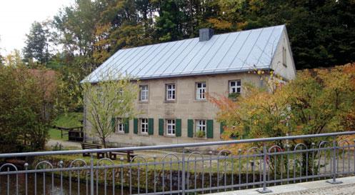 Freilichtmuseum Scherzenmühle Die vom Fichtelgebirgsverein gekaufte Scherzenmühle wurde liebevoll restauriert und zeigt heute anschaulich das Leben und Wirken in einer altdeutschen Getreidemühle.