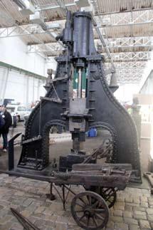 Dieser Dampfhammer verrichtete bis 1989 in der SKET-Feuerschmiede (PV 30) seine Dienste. Der 35 Tonnen schwere Doppelständer Dampfhammer brachte es auf 1 Tonne Fallgewicht.