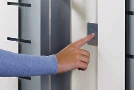 Dabei werden die Strom- und Datensignale durch ein Kabel im Türfalz vom Türrahmen zum Türblatt übertragen. Natürlich können Sie Ihre Haustür weiterhin mit dem Schlüssel öffnen.