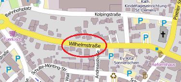 7 (10) Rheda: Wilhelmstraße Die Grundstückszufahrten auf der Nordseite führen durch die vielen Hochbordabsenkungen