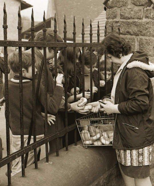 Fütterung der Raubtiere Fütterung der Raubtiere während der Pause an der Schule in Reichenbach durch Erika Neff von der Bäckerei Rödelsperger im März 1972.