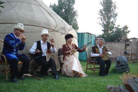 Zu Pferd können Sie hier die Felsmalereien besichtigen und das Leben der Kirgisen erleben. Unterwegs schlafen Sie in Jurten oder Gästehäusern.
