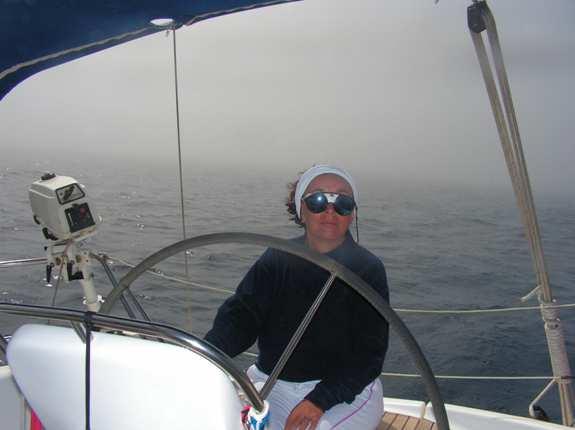 Ab 2:30 dreht der Wind auf NW und nimmt zu. Bernd übernimmt die Wache um 3:30. Der Wind nimmt zu und starke Fallwinde lassen das Boot langsam auf See hinaustreiben, denn der Anker schleift am Grund.
