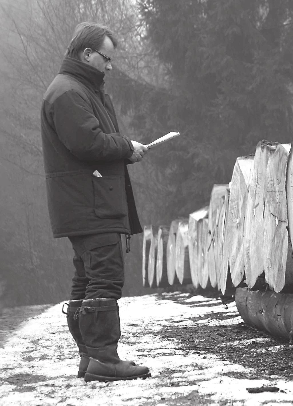 Johannes Sudbrock examines and selects tree trunks directly in the forest. Foreign woods such as American walnut round off the material selection.