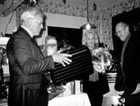 2000 J. D. Ward - Urgestein des GC KW Präsident Strebert verabschiedet J. D. Ward und Renate Bammesberger mit Blumen und Geschenken Die Nikolausfeier gab auch einen hübschen Rahmen für eine besondere Abschiedsfeier ab.