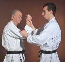 Karate & Ki Der unbeugsame Arm, gebeugt A hält den Oberarm waagerecht, während der Unterarm senkrecht nach oben