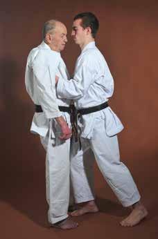 Karate Ki Hochheben Bei dieser Übung ist es wichtig, aufrecht zu stehen.