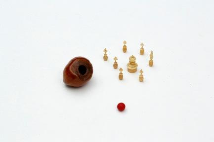 Familienschatz 30 Haselnuss mit Miniatur-Kegelspiel Um 1830