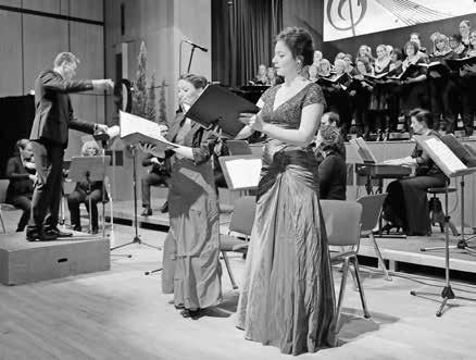 Unterstützt wurden die Chöre dabei von den professionellen und beeindruckenden Opernstimmen von Lydia Eller im Sopran und Felicitas Brunke im Mezzosopran.