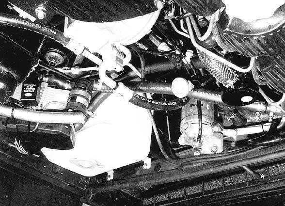 Fahrzeugmotor Umwälzpumpe (Heizgerät) Heizgerät 6 Heizungswärmetauscher (Fahrzeug) 7 Kühler Abschnitt 7 - Von dem im Lieferumfang beiliegenden Wasserschlauch Schlauchstücke wie in Bild 8 dargestellt