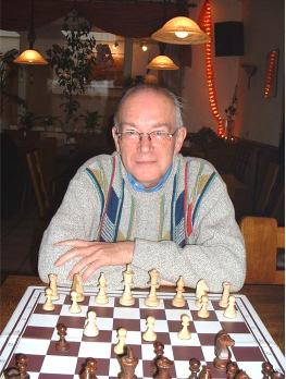 1998 Weiß Franz Hunselar Schwarz S. de Jonge 1.e4 c5 2.Sf3 d6 3.d4 cxd4 4.Sxd4 Sf6 5.Sc3 g6 6.Lg5 Lg7 7.Lxf6 Lxf6 8.Dd2 0 0 9.0 0 0 Sc6 10.Sb3 Le6 11.Sd5 Lg7 12.f3 a5 13.a4 Tc8 14.g4 Sb4 15.