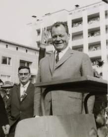 Während seiner Zeit als Politiker besuchte er gleich dreimal Oer- Erkenschwick. Sein erster Besuch, damals als Regierender Bürgermeister von Berlin, fand am 27. Mai 1961 statt.