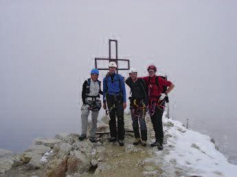 Zum Gipfel der Tofana di Mezzo hielten wir uns links, dann über eine Schuttflanke zum Grat und weiter mit einer Leiter gesichert zur Scharte (2950 m) vor dem Torrione Gianni.