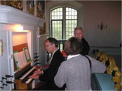 Die Orgel wurde von Paul Nancekeviell, Kirchenkreismusikdirektor und Organist der Meldorfer Kirchengemeinde, gespielt.