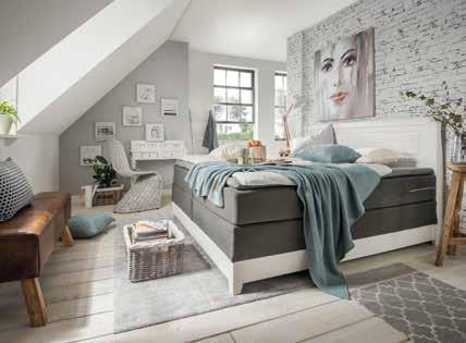 Boxspring-Bett in Kiefer massiv weiß, mit Taschenfederkern-Matratze und Topper, Kopfteil und Rahmen, Bezug Stoff grau, Lgfl: 180 x 200 cm.