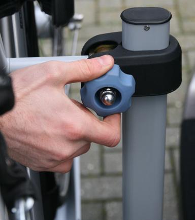Fahrrad vor den Fahrradträger stellen Stellen Sie das erste (Damen-) Rad mit dem Kettenschutz zum Fahrzeug gerichtet