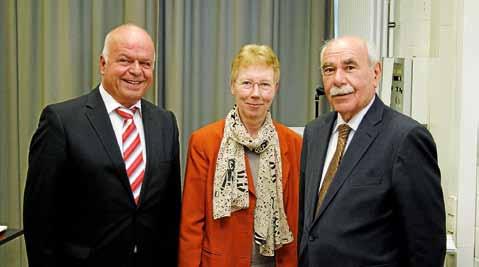 Der ehemalige OB von Ulm zur nachhaltigen Kommunalpolitik Unser Bild zeigt den ehemaligen Ulmer Oberbürgermeister Ivo Gönner (rechts) zusammen mit Prof. Dr. Annette Bernards und Rektor Prof.