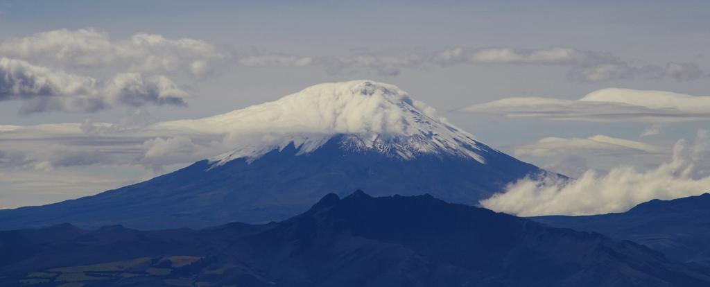 III. Teilnahme Ecuador Trekking Voraussetzungen: Sicheres Gehen im Eis bis 45 Grad und eine Kondition für bis zu zehn Stunden Gipfelanstieg sind notwendig für die Besteigungen von