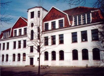 Die Herausforderung war dabei, den Schulträger die Landeshauptstadt Hannover für eine räumliche Zusammenlegung der beiden Schulen in einem gut erreichbaren Schulgebäude zu gewinnen.