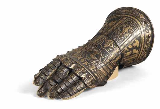 174 Linker Handschuh zu einer Prunkrüstung, süddeutsch, um 1570, geätzter, punktierter und geschwärzter Grund, die erhabene Ätzung feuervergoldet, zwei Ganzfiguren aus der griechisch-römischen