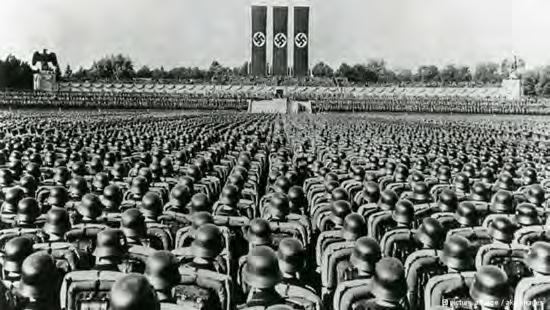 Nürnberger Reichsparteitag in Kriegsjahren (oben) - Die Meistersinger (unten): Wie sich die Bilder gleichen.