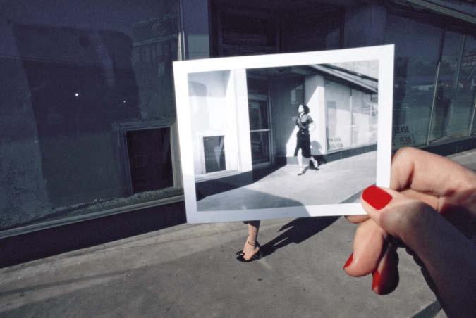 EDITORIAL Unaufhaltsam In dieser Aufnahme aus der Wiener Ausstellung The Polaroid Project steckt alles, was wir sein wollen, oder? Die Nägel kurz genug, um zupacken zu können, aber rot lackiert.