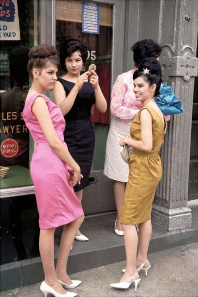 Auch nicht für Fotograf Joel Meyerowitz, der, bekannt für seine Straßenszenerien, an diesem Motiv 1963 in New York nicht vorbeikam. Vorbeigehen bis 11. März bei Why Color?