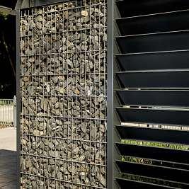Ein echter Hingucker in der Auffahrt: Das Gabionen-Carport von Steelmanufaktur Beyer präsentiert sich modern, elegant und geradlinig.