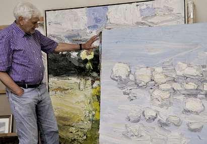 -Künstler auch vom schleswig-holsteinischen Himmel und den Farben der Ostseeküste faszinieren lassen. Der Maler Klaus Fußmann im Atelier mit seinem Bild Wolken.