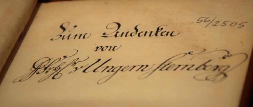Gustav Friedrichi aegsest raamatukogust leiame mitmete inimeste sissekirjutusi, sealhulgas tema vanaisa, Christian von Derfeldeni autograafi kasvatusteemalises raamatus Der Jungling in der