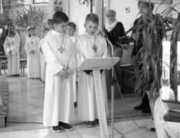 18 4 Mädchen und 8 Jungen aus der Pfarrei Drachselsried und der Expositur Oberried haben mit Pfarrvikar Lawrence Michael in der Pfarrkirche in Drachselsried das Fest der Ersten Heiligen Kommunion