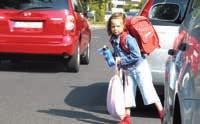 Motorisiert zur Schule? Eine große Gefahr rund um Schulen sind Elterntaxis. Oft halten sie verbotswidrig vor der Schule und behindern dadurch andere Verkehrsteilnehmer.
