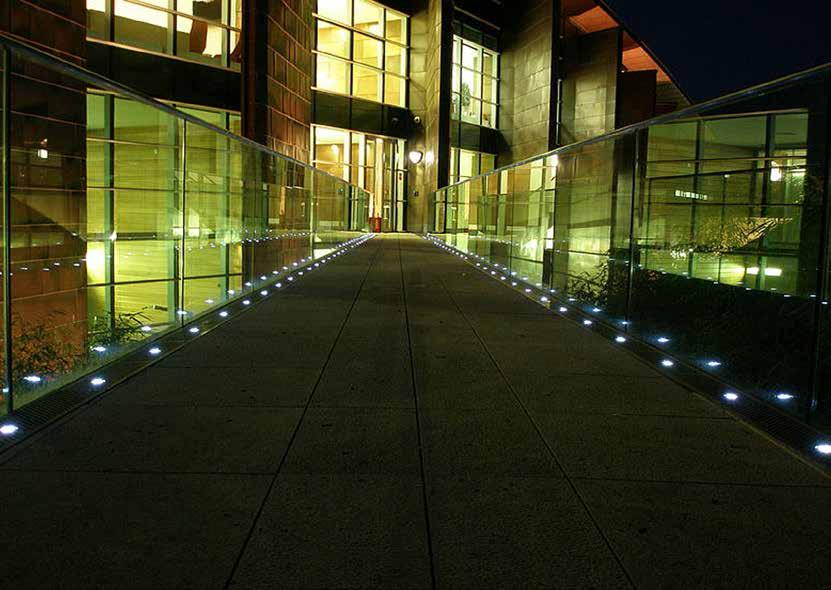 Neben architektonischen Elementen lässt sich Licht im Außenbereich einsetzten um Atmosphäre zu schaffen und Aufmerksamkeit zu erzeugen.