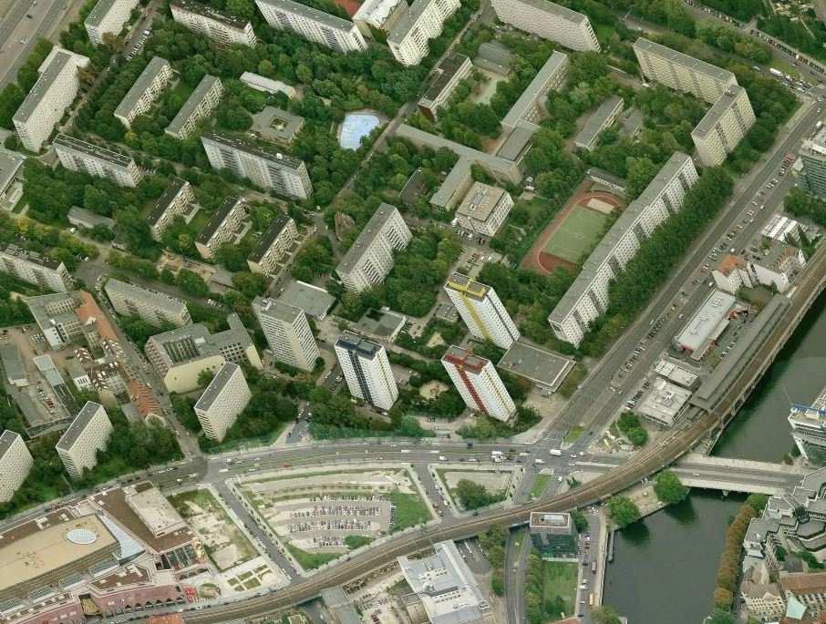 1. Vorbemerkungen Bestandgrundstück der Wohnungsbaugesellschaft Berlin-Mitte mbh im Erhaltungsgebiet südlich der Karl-Marx-Allee im Bezirk-Mitte Wenig vermieteter Parkplatz (24 von 86 Stpl.