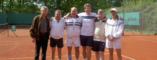 Seite 12 www.verlag-wolfgang-hoffmann.de Ausgabe 3/10 Tennis Herren: Für die Herren 55 II langte es zu einem 4. Platz in der 1. Bezirksliga (v. lks. n. r.