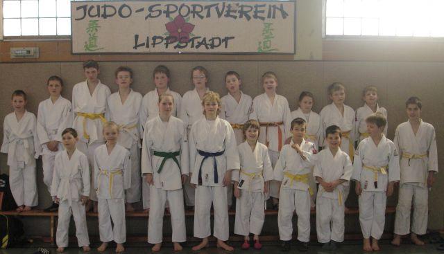 Judoka freuen sich über farbige Gurte Am 23. Mail 2006 fand beim Judo Sportverein Lippstadt eine Judo Gürtelgrad (Kyu) -Prüfung statt.