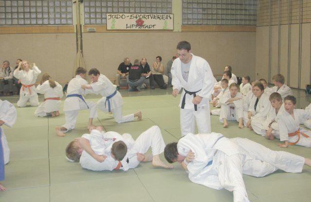 Judo Sportverein bietet Sport für Kinder bis Senioren Judo Ju Jutsu - Taekwondo - Tai Chi - Kickboxen Judo 40 plus-minus ist eines der neuen Angebote des JSV Lippstadt.