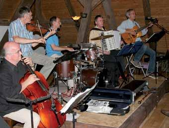 20.6. Sing Along! 21.6. Musik & Literatur Donnerstag, 19.30 Uhr 21493 Schwarzenbek, Körnerplatz 10, ARS Amtsrichterhaus Kein Konzert. Kein Chorabend. Aber die Möglichkeit, zusammen zu singen.