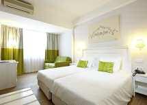 Das Hotel bietet 52 klimatisierte Zimmer mit und ohne Balkon, Dusche/WC, kostenfreier WLAN-Zugang in allen