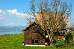 Ort und Region Wollerau Wollerau ist, von Zürich her kommend, die erste Gemeinde im Kanton Schwyz. Sie erstreckt sich weit über einen Hügelzug am Fusse des Etzels.