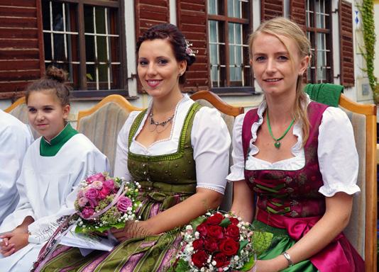 Bürgermeister Alois Straubinger darüber hinaus geschichtlich inmit einem 47/2 Löschzug als Gastgeschenk bekräftigte der Patenverein aus